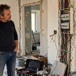 Électricien : quels recours et solutions quand il abandonne le chantier ?