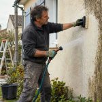 Maison : comment nettoyer soi-même une façade sale, avec les astuces de pro